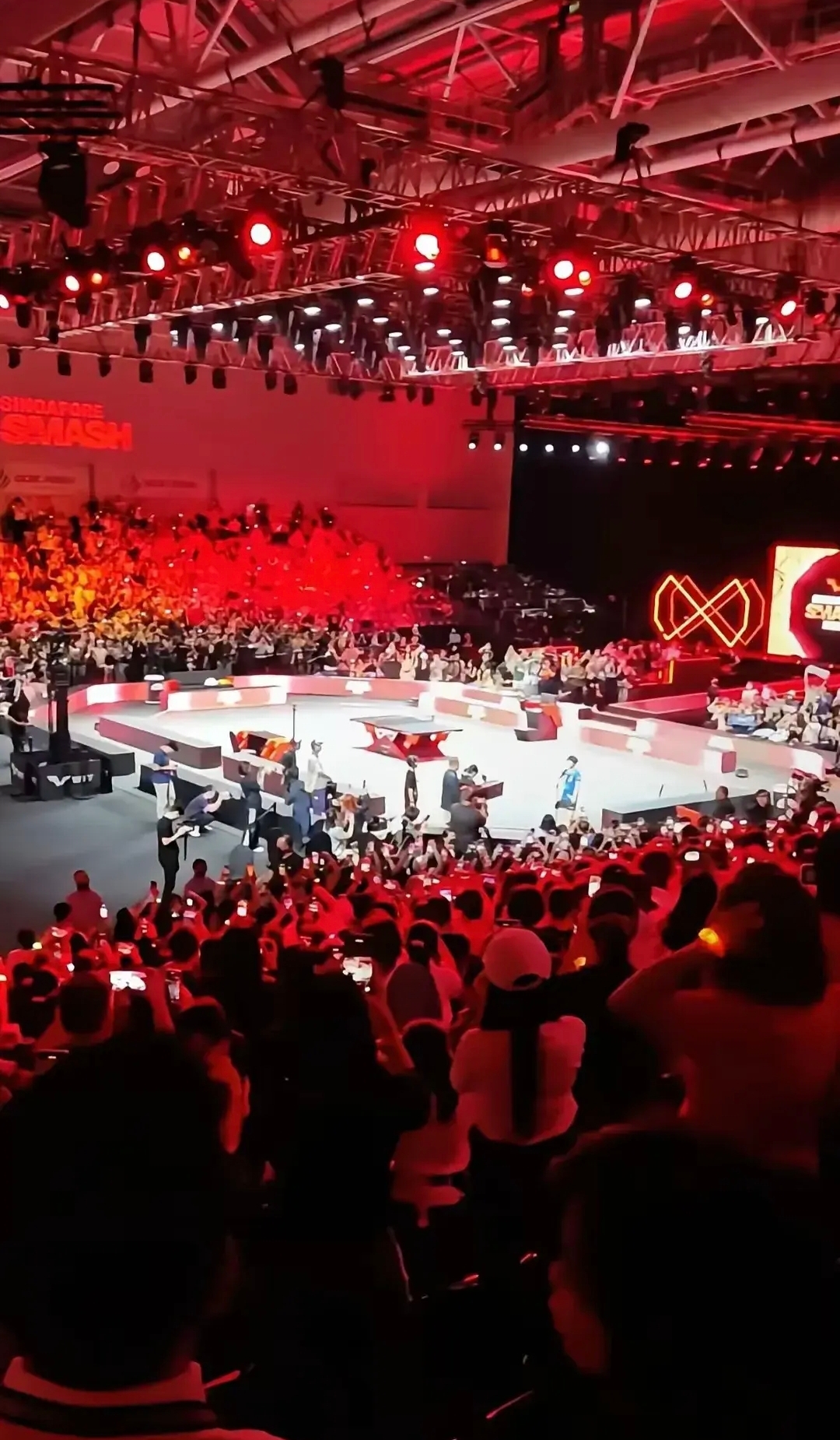 比赛现场火爆开场，气氛热烈激动