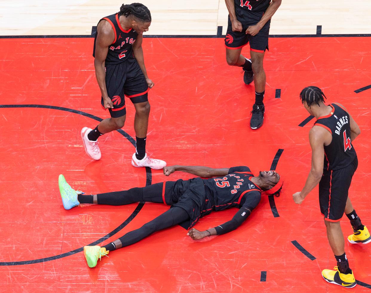 猛龙外线球员稳定投篮，带领球队逆转胜利